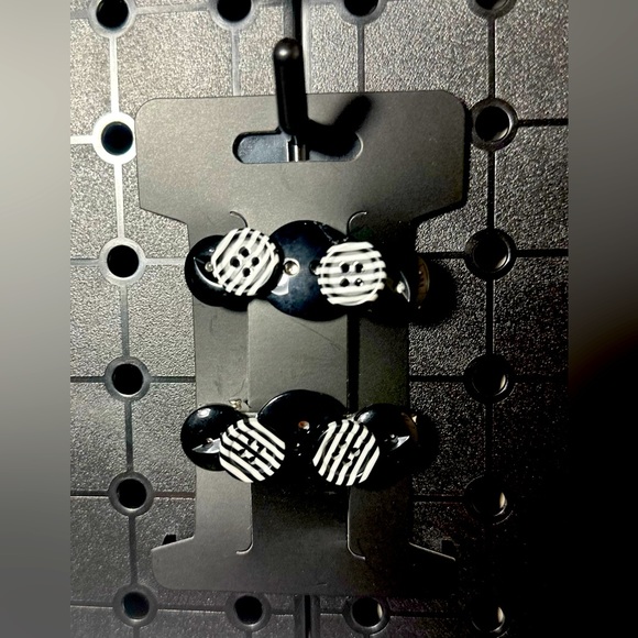 Accessories - 🖤black & white🤍 mini hair clips!!!!